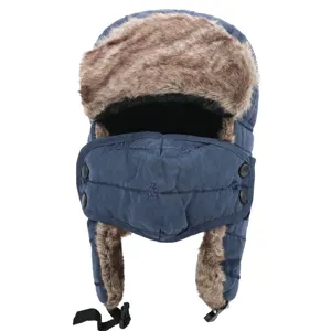 Nahaufnahme der warmen Winter-Trapper-Mütze mit weichem Kunstfell und abnehmbarer Gesichtsmaske.