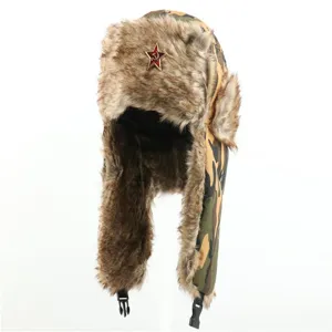 Gefütterte Tarnung Ushanka Wintermütze mit Ohrenklappen und rotem Stern Abzeichen für Outdoor