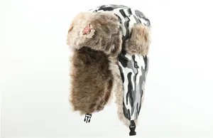 Detailansicht der Winter Tarnung Ushanka Mütze mit braunem Kunstpelz Ohrenschützern und Sowjetstern.