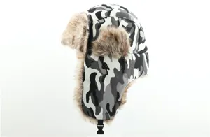 Detailansicht der warmen unisex Winter-Trapper-Mütze mit Tarnmuster und weichem Fell.