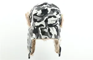 Winter warme Tarnung Ushanka Mütze mit Kunstfell Ohrenklappen und winddichtem Design.