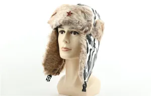 Detailansicht der winterlichen Thermik-Tarn-Ushanka-Mütze mit rotem Stern Abzeichen.