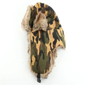 Detailansicht der winterlichen Tarn-Ushanka mit kuscheligen Kunstpelz-Ohrenklappen und Design.