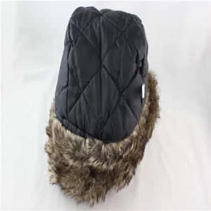 Detailansicht der schwarzen gesteppten Wintermütze mit plüschigen Kunstfell-Ohrenklappen.
