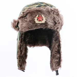Tarnmuster Ushanka Mütze mit rotem Sowjetstern Abzeichen, winddichte und warme Wintermütze.