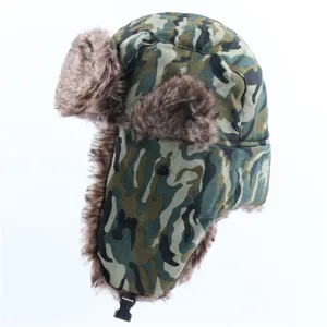 Unisex Winter Kamuflage Ushanka Bomberhut mit warmen Kunstpelz Ohrenklappen Seitenansicht
