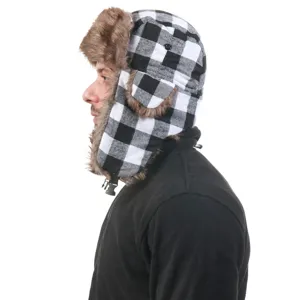 Ζεστό χειμωνιάτικο καπέλο ushanka με ασπρόμαυρο καρό σχέδιο και απαλή συνθετική γούνα για εξωτερικούς.