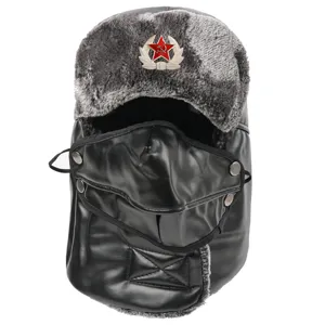 Détail de bonnet d'hiver ushanka style soviétique, similicuir avec insigne étoile rouge.