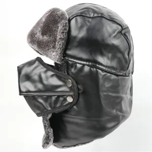 Bonnet ushanka d'hiver en cuir noir avec doublure en fausse fourrure et cache-oreilles.
