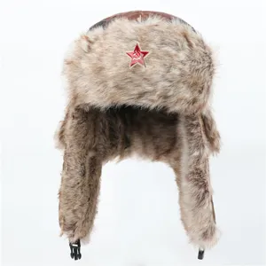 Detailansicht der Winter-Camouflage-Ushanka mit Plüsch-Kunstfell und rotem Sowjetstern.