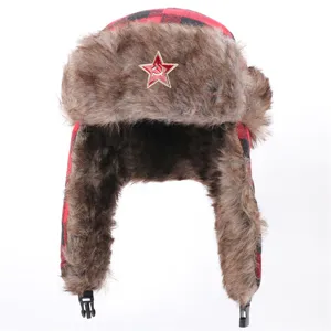 Χειμωνιάτικο σκουφάκι ushanka με αυτιά, κόκκινο μαύρο καρό σχέδιο και σοβιετικό αστέρι.