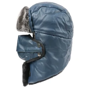 Détail de la chapka d'hiver en similicuir bleu avec doublure en peluche et oreillettes.