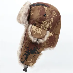 Detailansicht der digitalen Winter-Camouflage-Bombermütze mit Plüsch-Ohrenklappen und Futter.