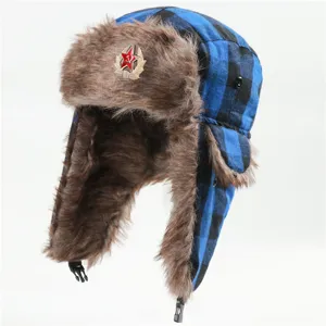 Μπλε και μαύρο καπέλο ushanka με σοβιετικό σήμα και παχιά αυτιά για εξωτερικό χώρο.