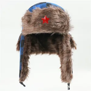 Χειμωνιάτικο καπέλο ushanka με μπλε καρό σχέδιο, γούνινα αυτιά και κόκκινο αστέρι.