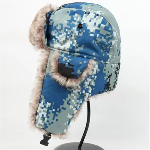 Nahaufnahme der warmen Winter Tarnung Ushanka Mütze mit plüschigen Ohrenklappen für Kälte.