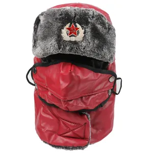 Bonnet d'hiver ushanka en cuir synthétique rouge avec fausse fourrure et masque amovible.