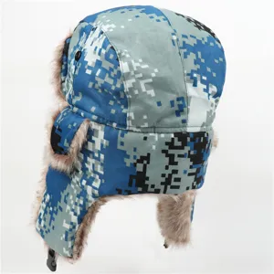 Detailansicht der warmen Winter-Ushanka mit blauem Digital-Camouflage-Muster und weichem Fell.