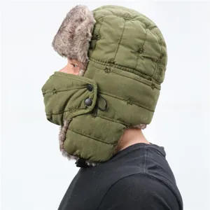 Detailansicht der warmen Wintertrapper-Mütze in Olivgrün mit süßem Kätzchen-Stickmuster.