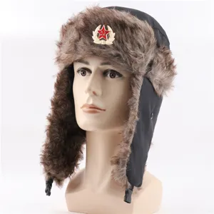 Gedetailleerd overzicht van de warme winter uschanka muts met pluche kunstvacht oorkleppen en ster.