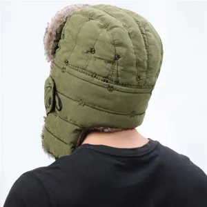 Detailansicht der Winter-Trapper-Mütze mit süßer Katzenstickerei und warmen Ohrenklappen.