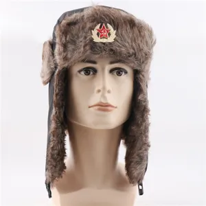 Gedetailleerd uitzicht op de winter ushanka muts met bont oorkleppen en rode ster.