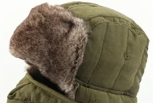 Detailansicht der Wintermütze, grüner Stoff mit Plüschkunstpelz und Katzenstickerei.