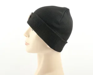 Black ribbed knit beanie for men and women, stylish winter warm hip-hop skull cap.