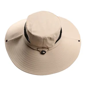 Nahaufnahme des beige Outdoor-Sonnen Hutes mit Mesh-Belüftungsband und Kordelzug Detail.