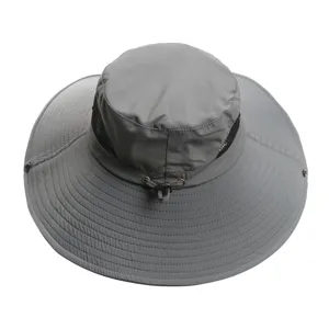 Details des grauen Outdoor-Sonnenhuts mit breiter Krempe, schnelltrocknendem Stoff und Mesh.