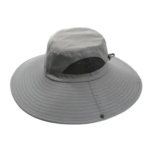Detailansicht des grauen Outdoor-Sonnenhuts mit atmungsaktivem Mesh und breiter Krempe.