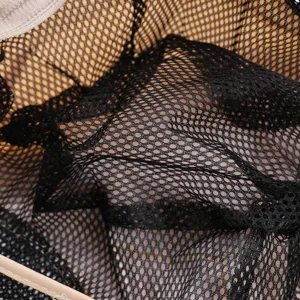 Detailansicht des atmungsaktiven Mesh-Stoffs des Outdoor-Sonnenfischerhuts, schwarz.