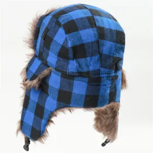 Μπλε και μαύρο καπέλο ushanka με καφέ επένδυση από συνθετική γούνα για τον χειμώνα.