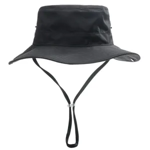 Chapeaubob noir en coton avec mentonnière réglable et large bord pour protection solaire.