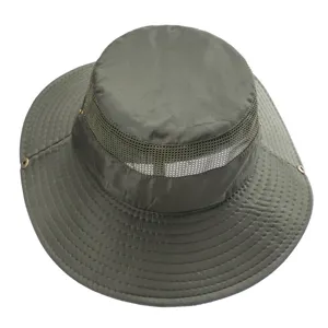 Vue détaillée du chapeau de pêcheur extérieur à large bord avec filet respirant.
