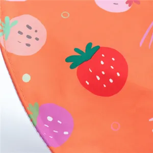 Detailansicht eines niedlichen Cartoon-Erdbeer-Sonnenhuts aus leuchtend orangem Sommerstoff.