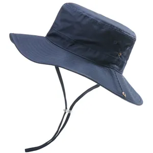 Détail de chapeau de soleil en coton bleu marine avec large bord et mentonnière réglable.