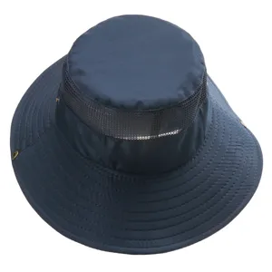 Vue detaillee du chapeau de soleil a large bord sechant rapidement avec bande en maille respirante.