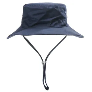 Chapeau bob bleu marine a large bord en detail, chapeau de peche exterieur avec laniere.