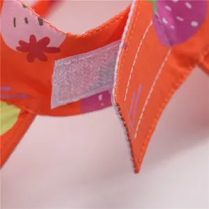 Kinder Sonnenblende Mütze Detail Nahaufnahme mit verstellbarem Klettverschluss und Erdbeere.