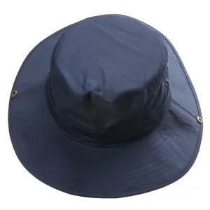 Détail de chapeau de soleil en coton bleu foncé, casquette de pêche avec large bord.
