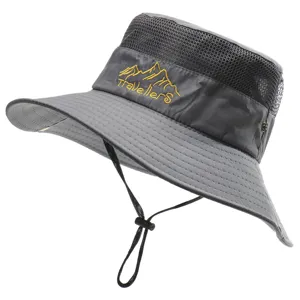 Vue détaillée du chapeau de soleil gris, large bord et conception en résille respirante.