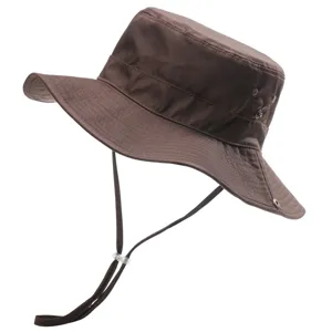 Gros plan détaillé de la vue du chapeau de soleil en coton marron avec large bord et mentonnière.