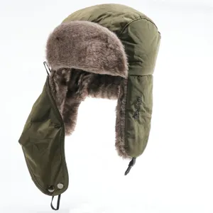Winter-Trapper-Mütze Detailansicht, grüne wasserdichte Schale mit weichem Kunstfell.