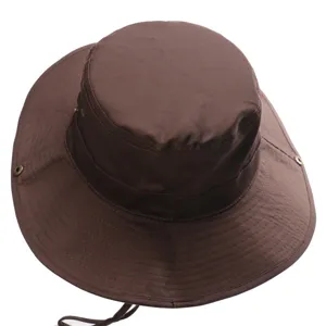 Détail du chapeau de soleil en coton marron foncé avec large bord, œillets et cordon coupe-vent.