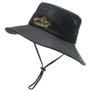 Chapeau de pêcheur noir avec maille respirante, large bord et broderie pour la randonnée estivale.