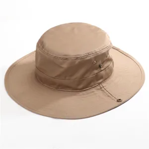 Gros plan détaillé du chapeau de soleil kaki à large bord, avec œillets et boutons.