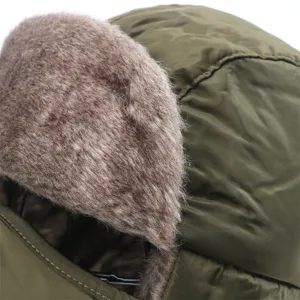 Nahaufnahme einer warmen Winter-Trapper-Mütze mit weichem Kunstfell und wasserabweisendem Stoff.