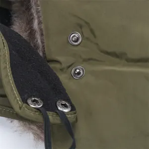 Detailansicht der Wintermütze mit Druckknöpfen und dickem Plüschfutter für kalte Tage.