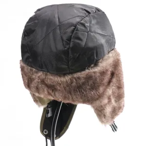 Detailaufnahme der gefütterten Winter-Ohrenklappen-Mütze in Schwarz mit braunem Fell.